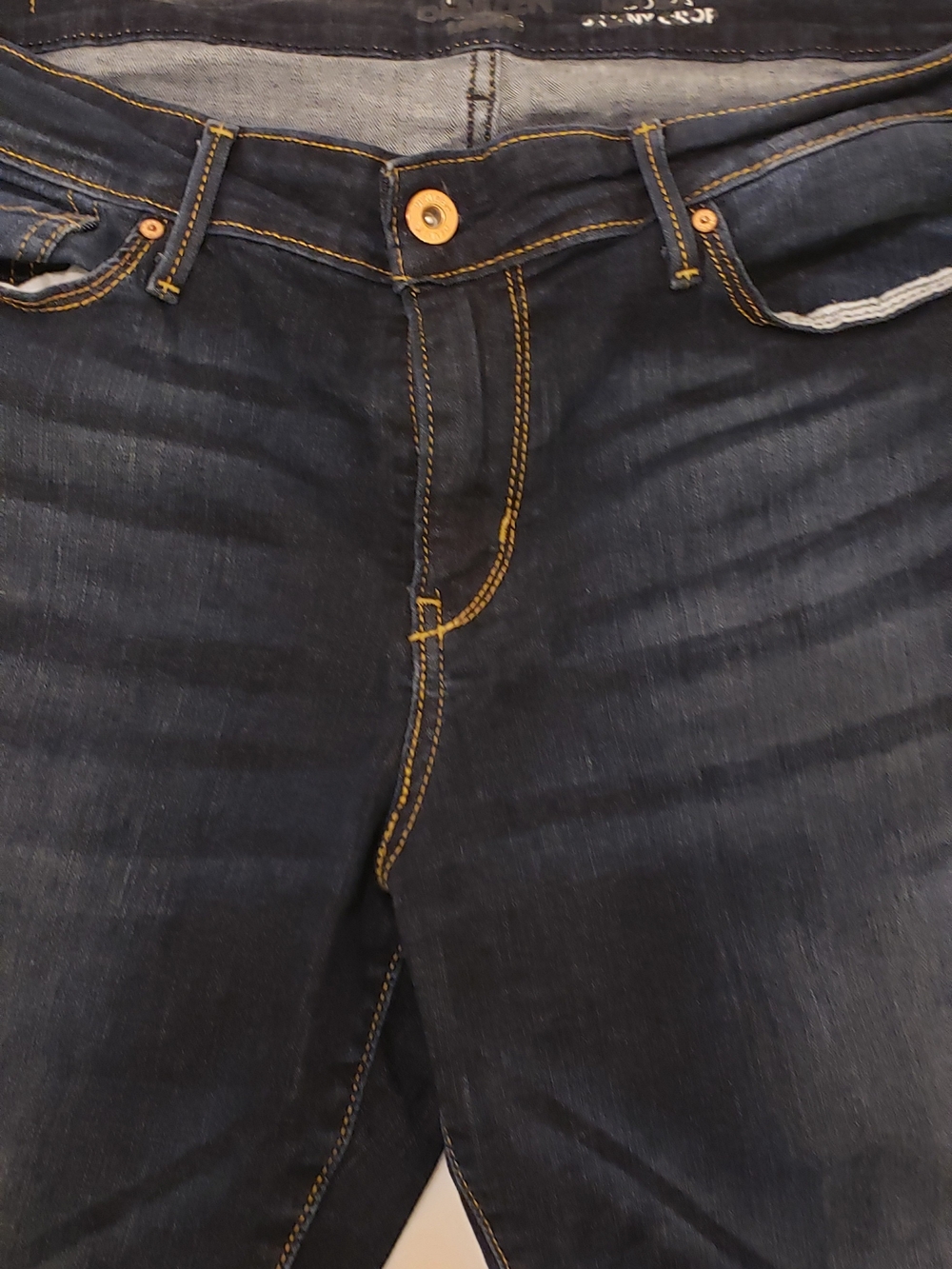 Levi's Women Cropped  Jeans in Dark Blue Denim With Cuffed Hem